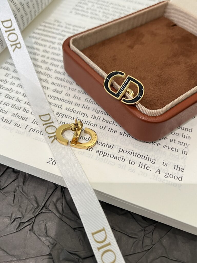 Designer Ring editorial product context 2