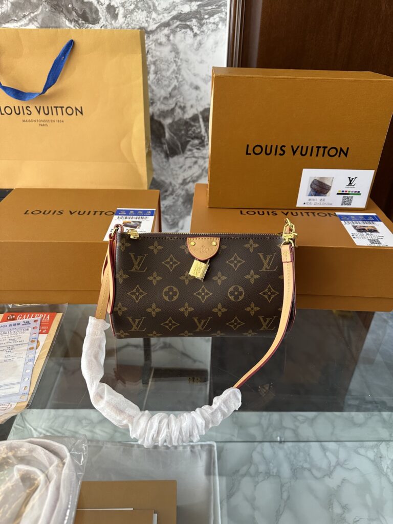 Louis Vuitton Ss24 Pochette Tirette Hobo Bag 22 x 14 x 5 cm editorial product context 1