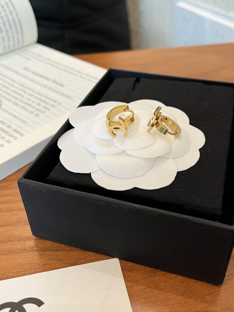 Designer Ring editorial product context 2