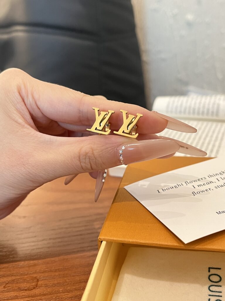 Designer Ring editorial product context 2