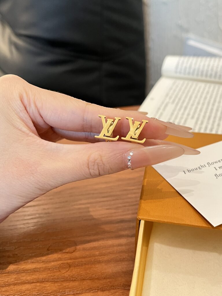Designer Ring editorial product context 1