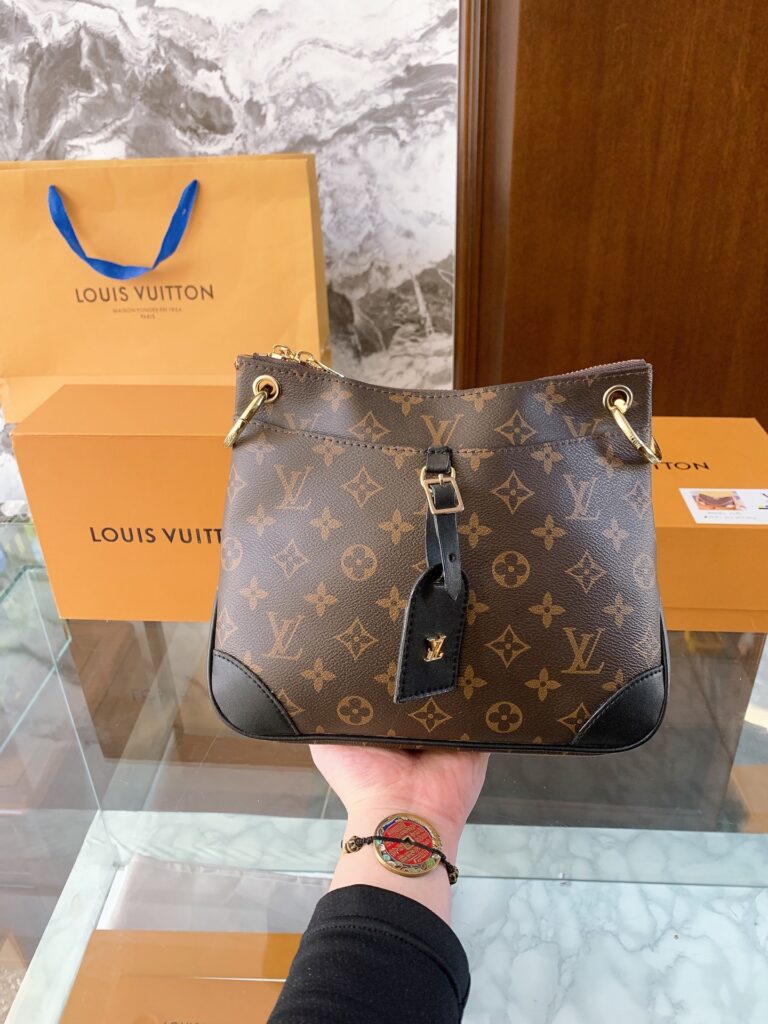 Designer Vv Odeon 25 Black Bag 20 cm editorial product context 3