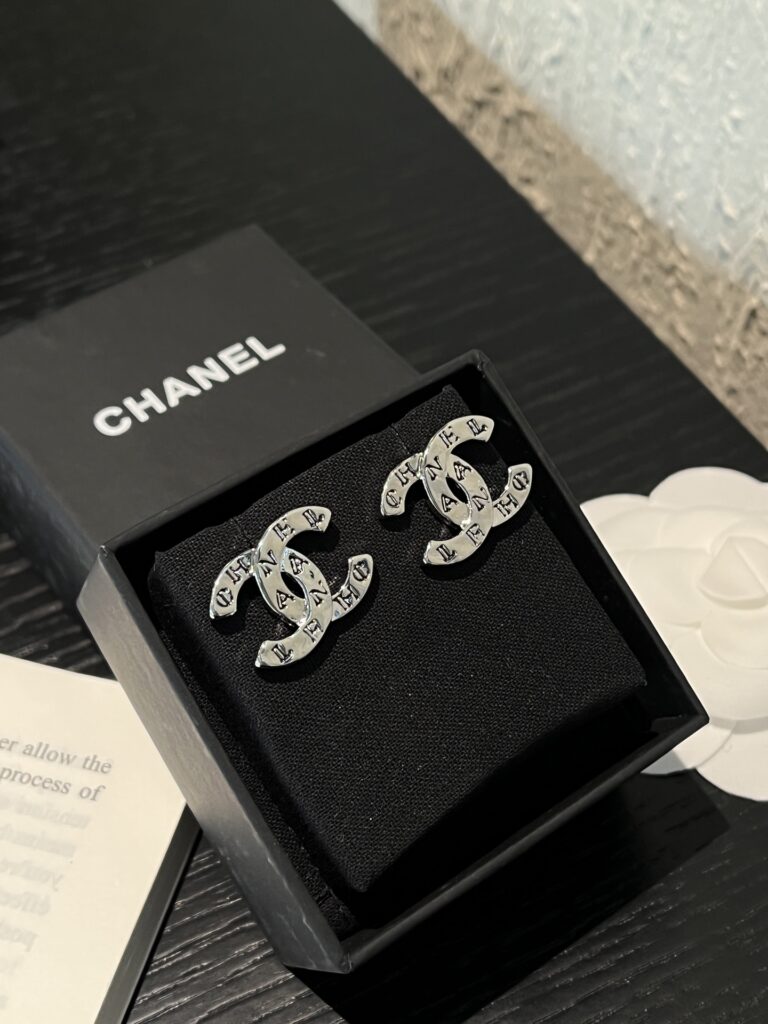 Designer Ring editorial product context 2