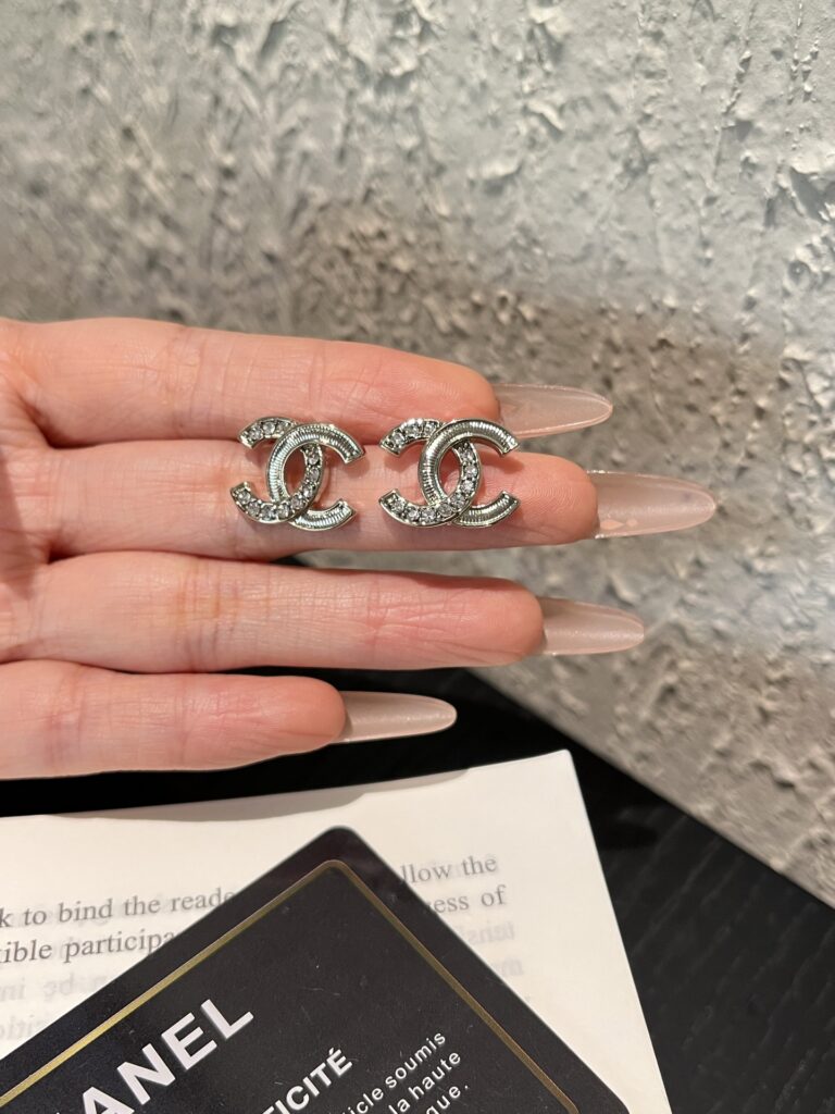 Designer Ring editorial product context 3