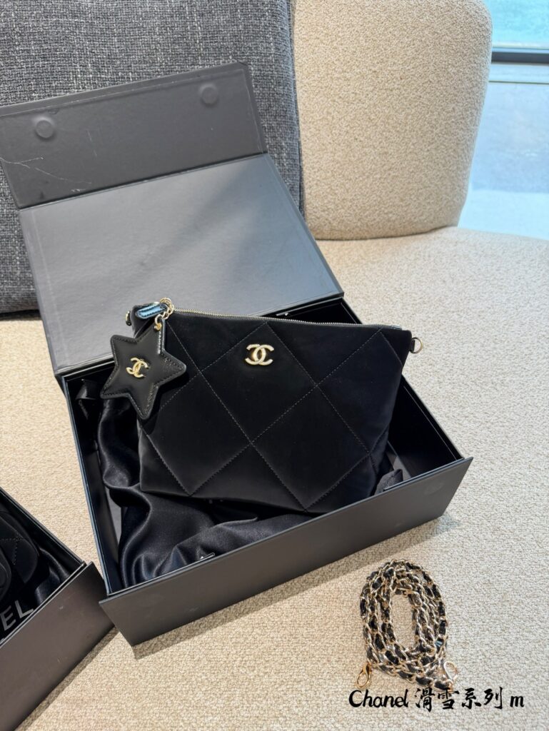 Chanel X21x7 Red Crossbody Bag editorial product context 2