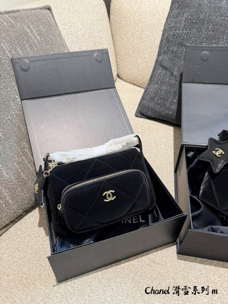 Chanel X21x7 Red Crossbody Bag editorial product context 3