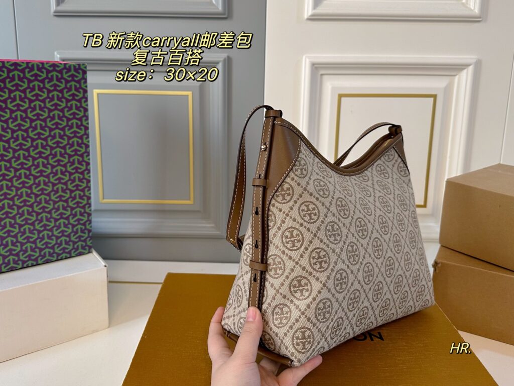 Tory Burch Tb Carryall Bag 30 x 20 cm editorial product context 2