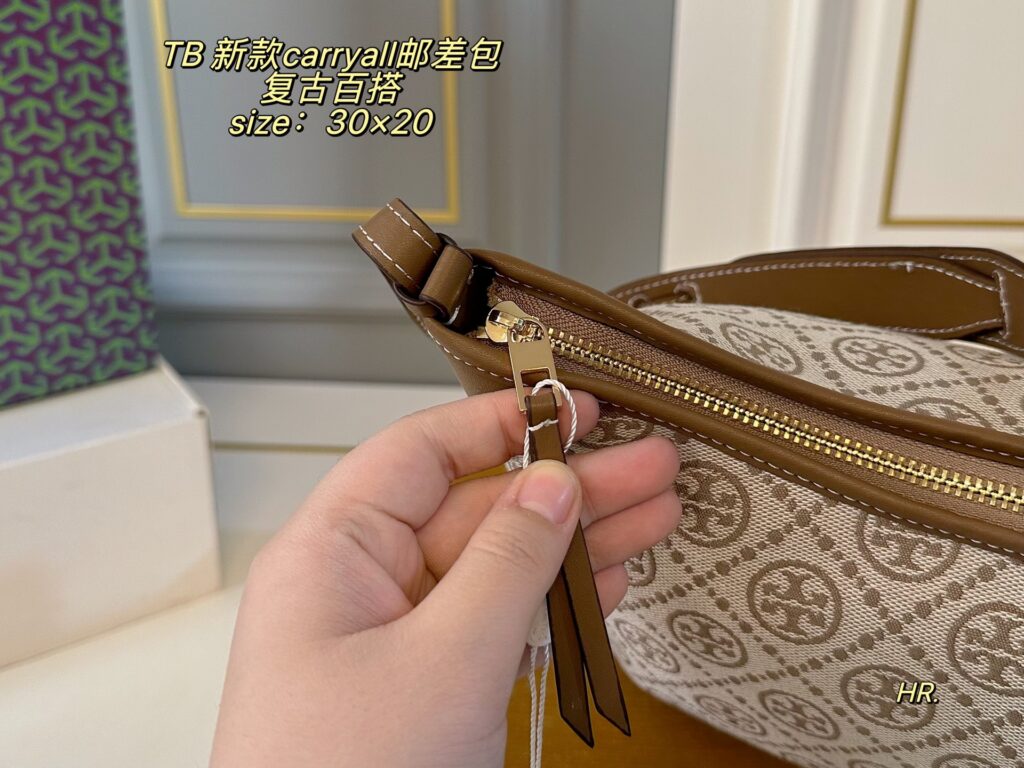 Tory Burch Tb Carryall Bag 30 x 20 cm editorial product context 3