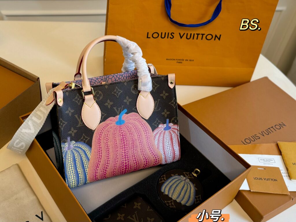Louis Vuitton Onthego Small Wallet 25 x 20 cm editorial product context 1
