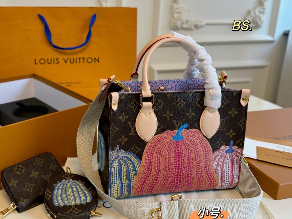 Louis Vuitton Onthego Small Wallet 25 x 20 cm editorial product context 2