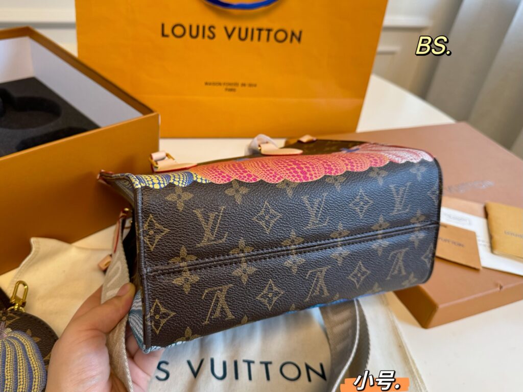 Louis Vuitton Onthego Small Wallet 25 x 20 cm editorial product context 3