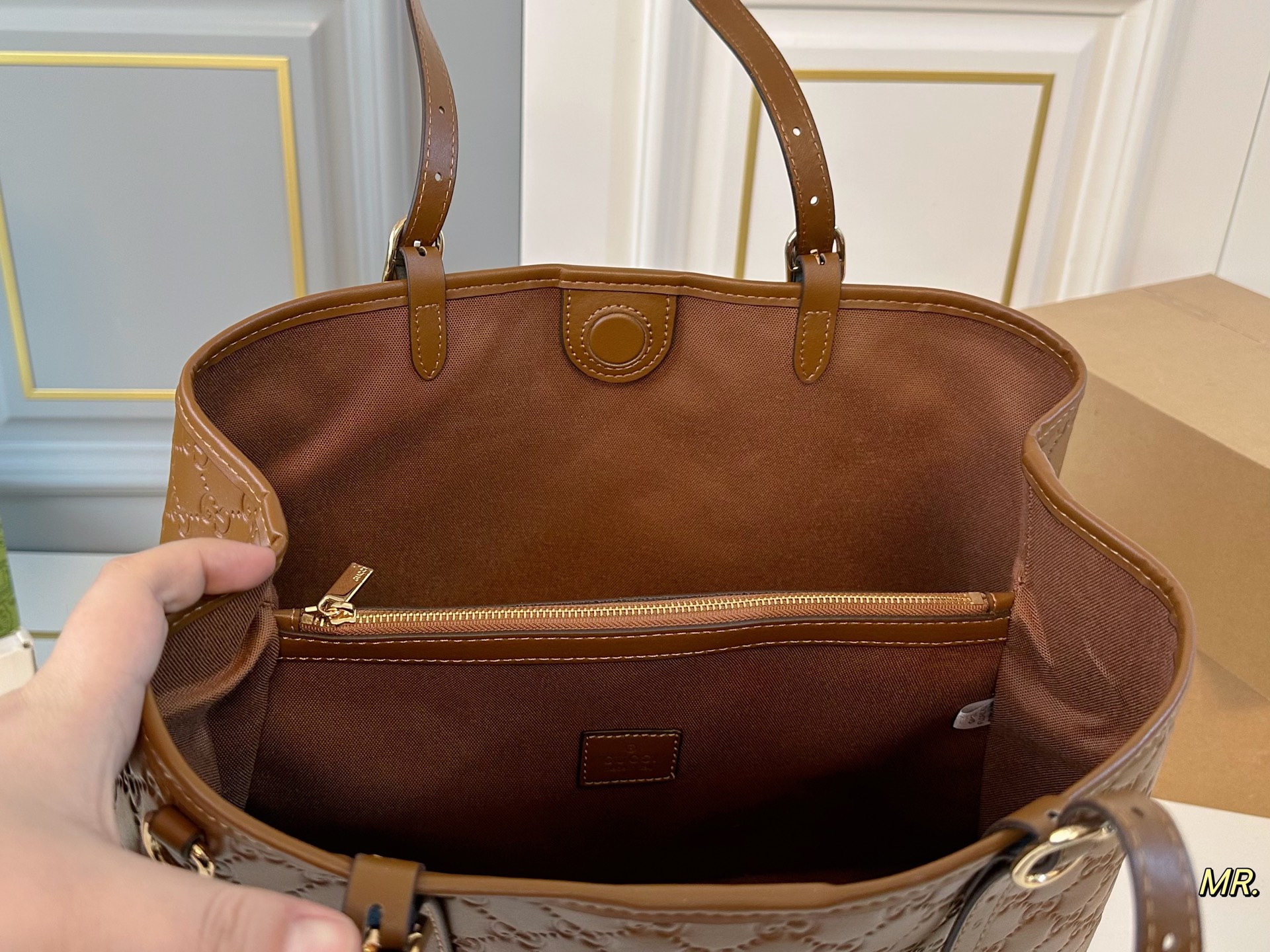 Gucci P160 size 36 26 Emblem Large Tote Bag