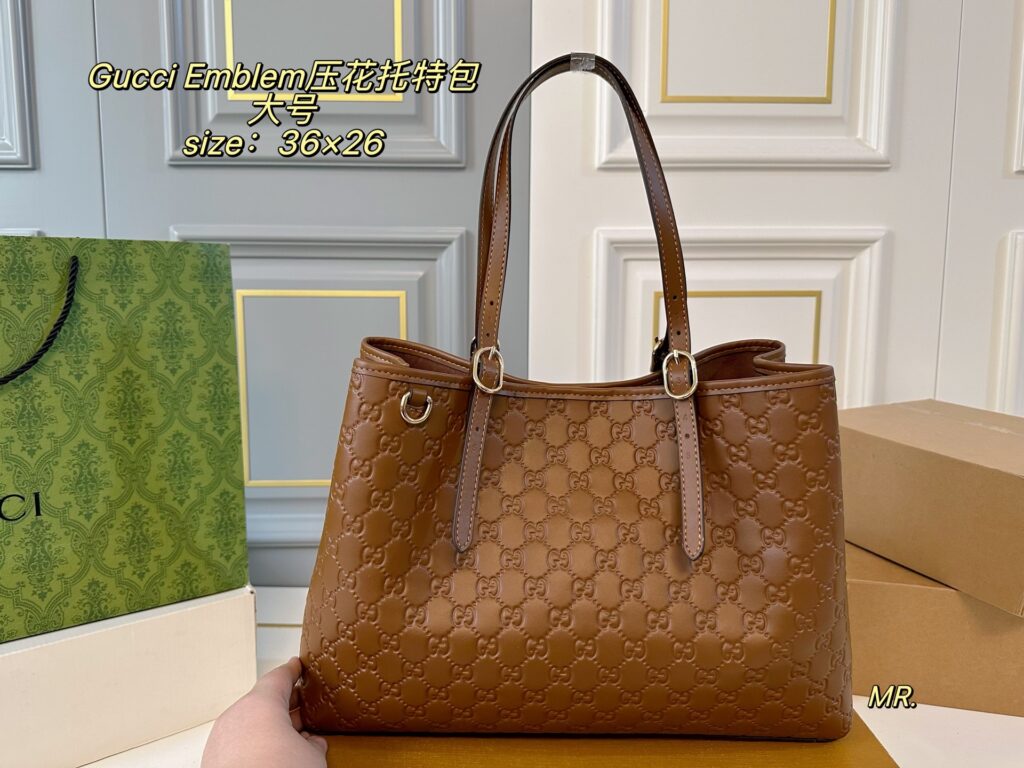 Gucci Emblem Large Tote Bag 36 x 26 cm editorial product context 2