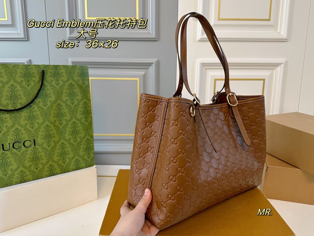 Gucci Emblem Large Tote Bag 36 x 26 cm editorial product context 3