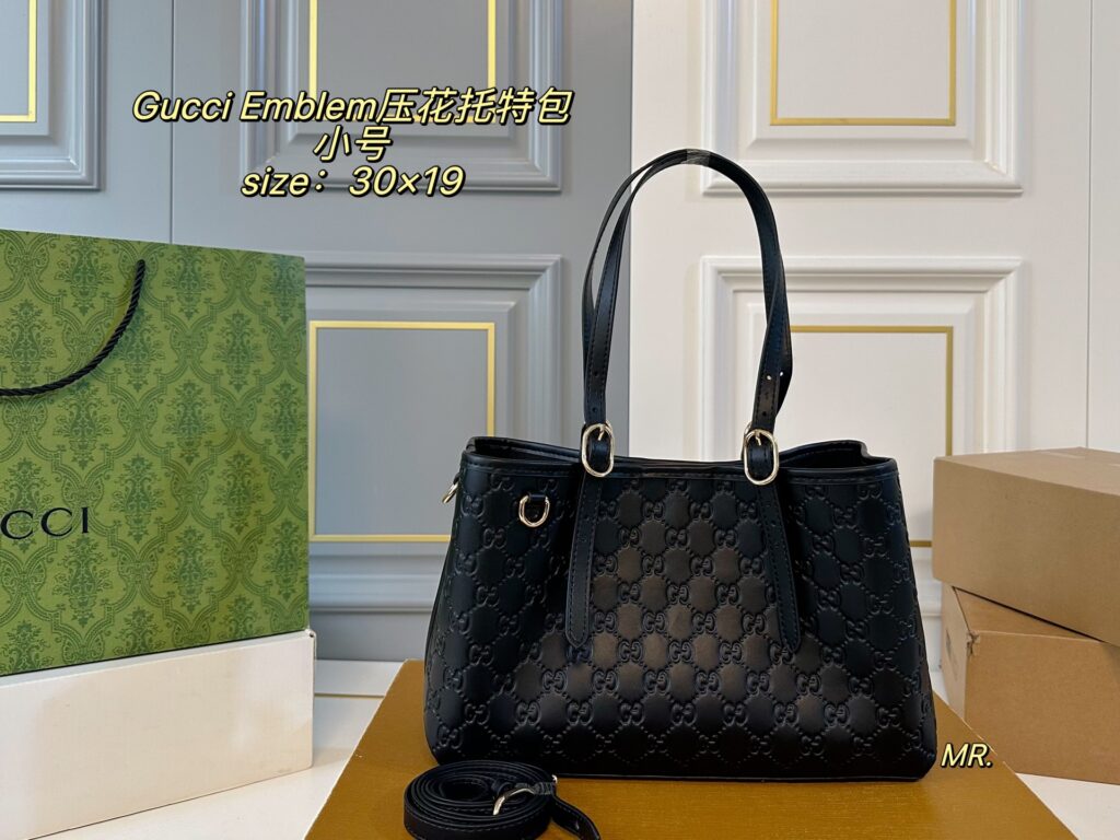 Gucci Emblem Small Tote Bag 30 x 19 cm editorial product context 3
