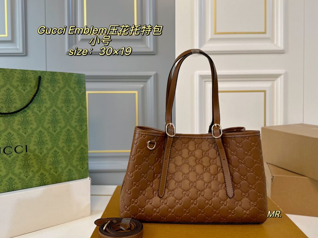 Gucci Emblem Small Tote Bag 30 x 19 cm editorial product context 2