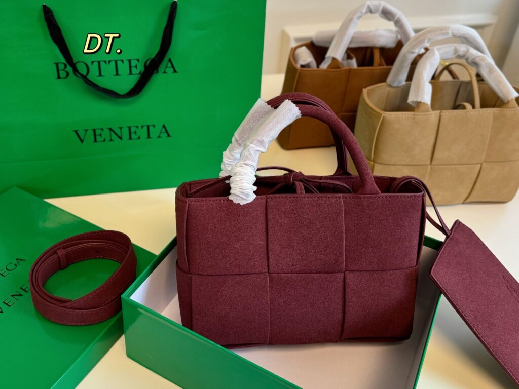 Bottega Veneta Cassettes Tote Bag 24 x 17 cm editorial product context 3