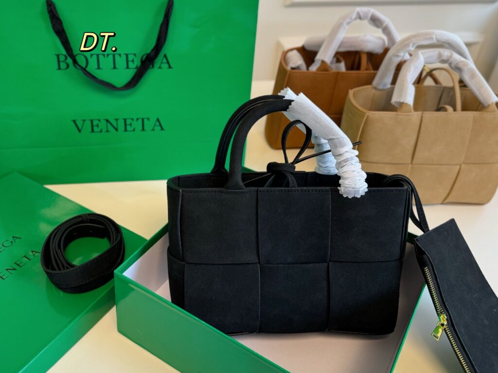 Bottega Veneta Cassettes Tote Bag 24 x 17 cm editorial product context 1