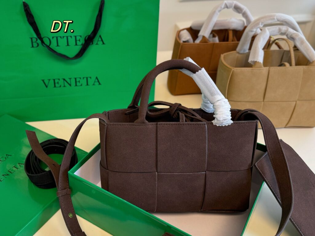 Bottega Veneta Cassettes Tote Bag 24 x 17 cm editorial product context 2