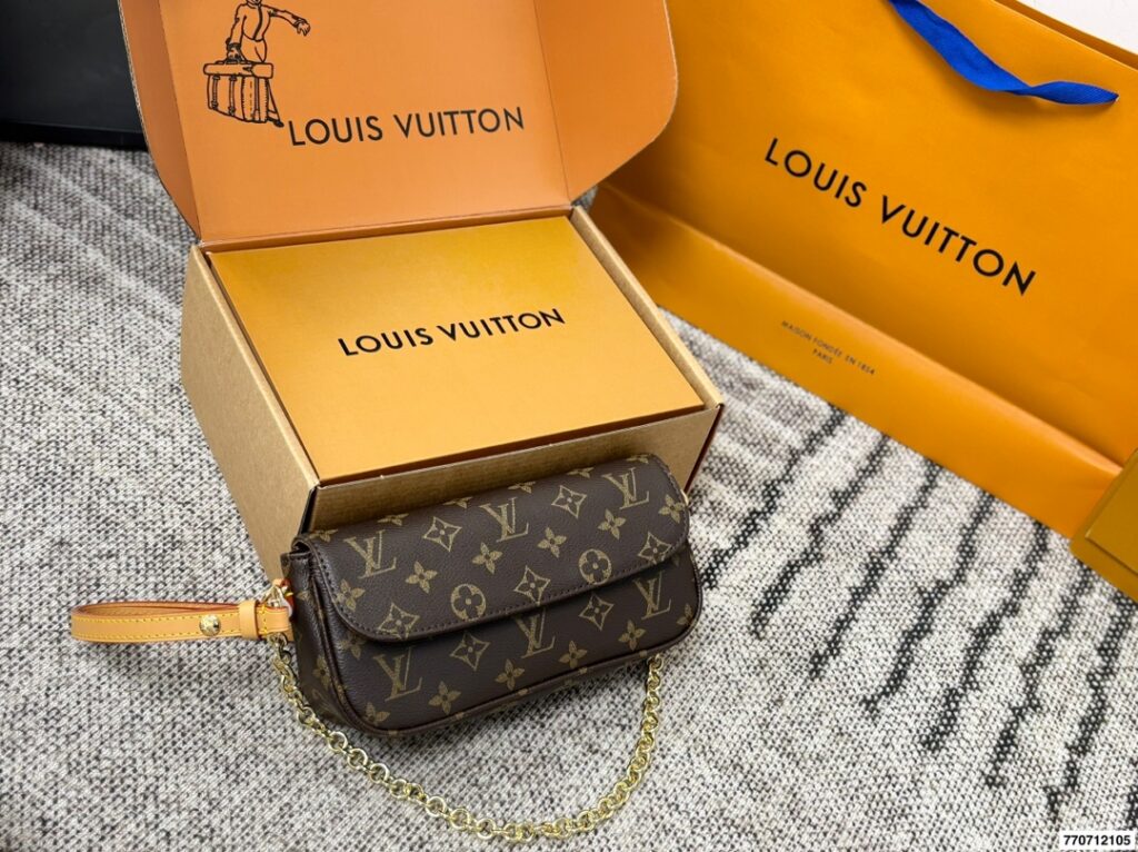 Louis Vuitton p120 21 12 Bag editorial product context 1