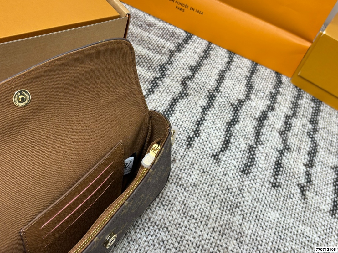 Louis Vuitton p120 21 12 Bag
