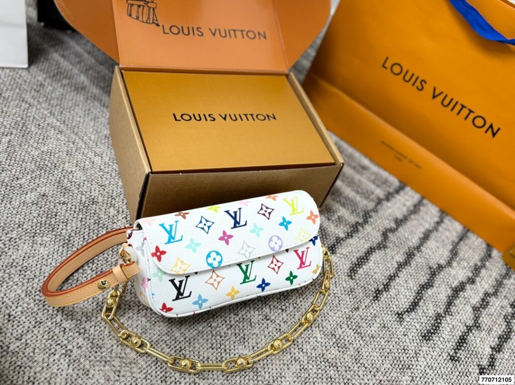 Louis Vuitton Ivy White Crossbody Bag 23 x 13 cm editorial product context 1