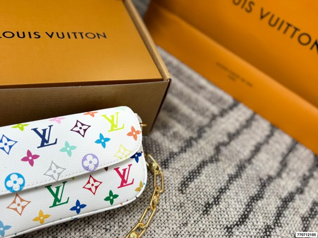 Louis Vuitton Ivy White Crossbody Bag 23 x 13 cm editorial product context 2