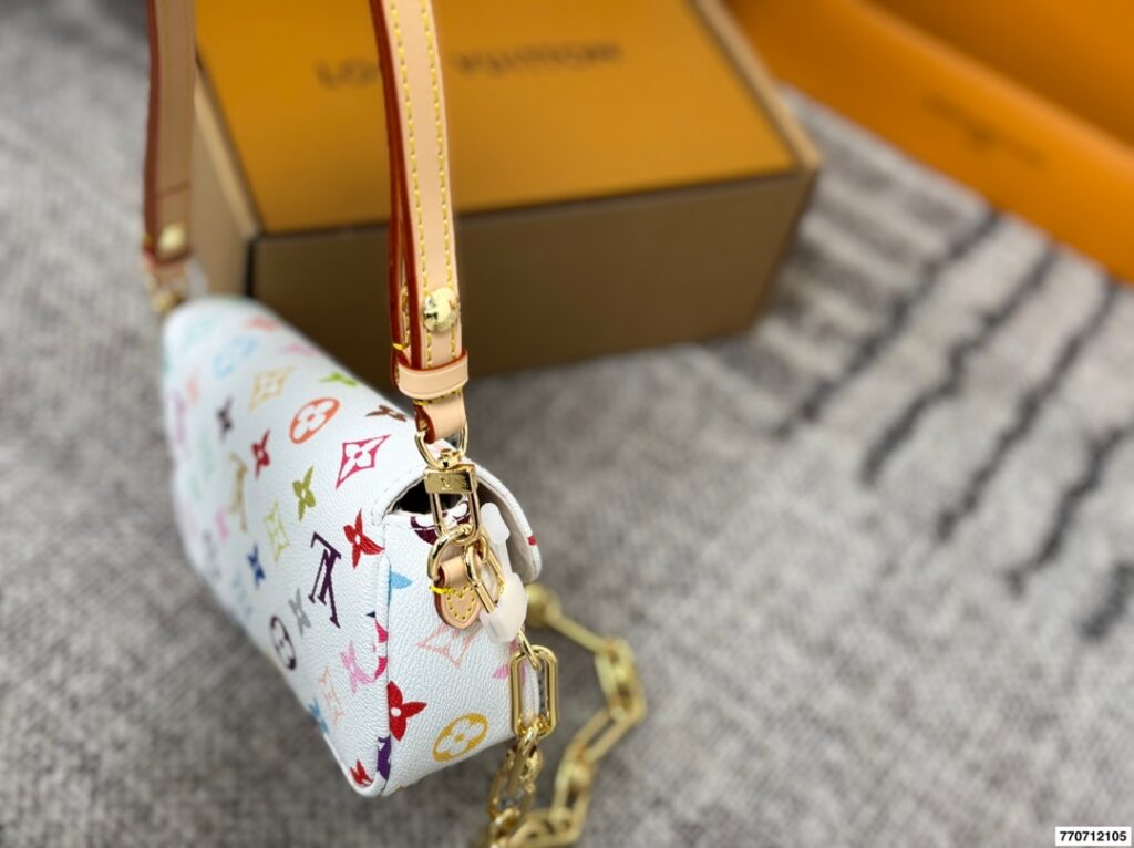 Louis Vuitton Ivy White Crossbody Bag 23 x 13 cm editorial product context 3