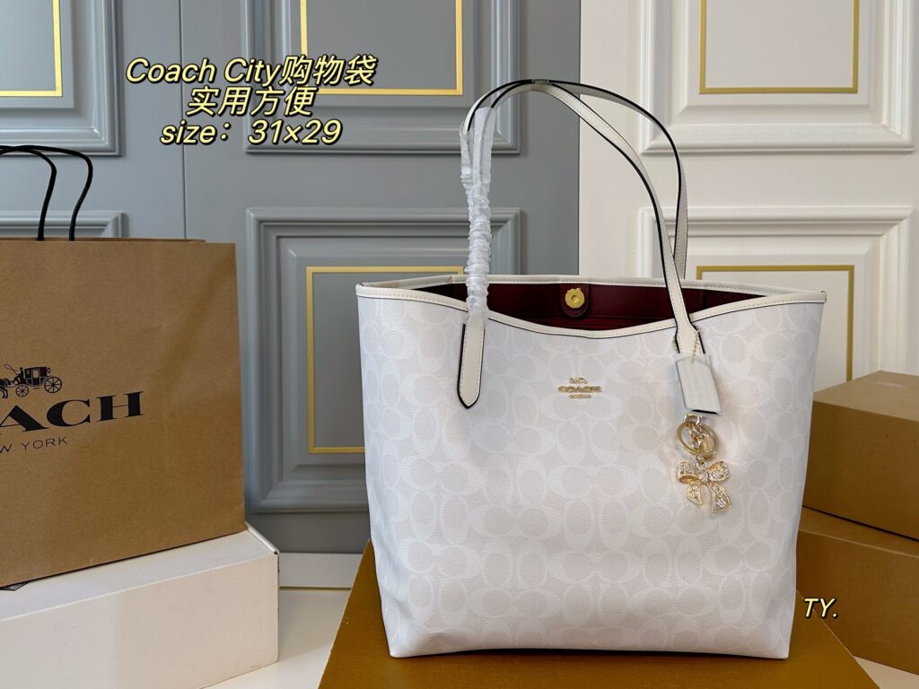 Coach City Tote Bag 31 x 29 cm editorial product context 3