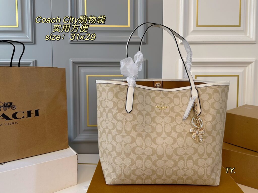 Coach City Tote Bag 31 x 29 cm editorial product context 1