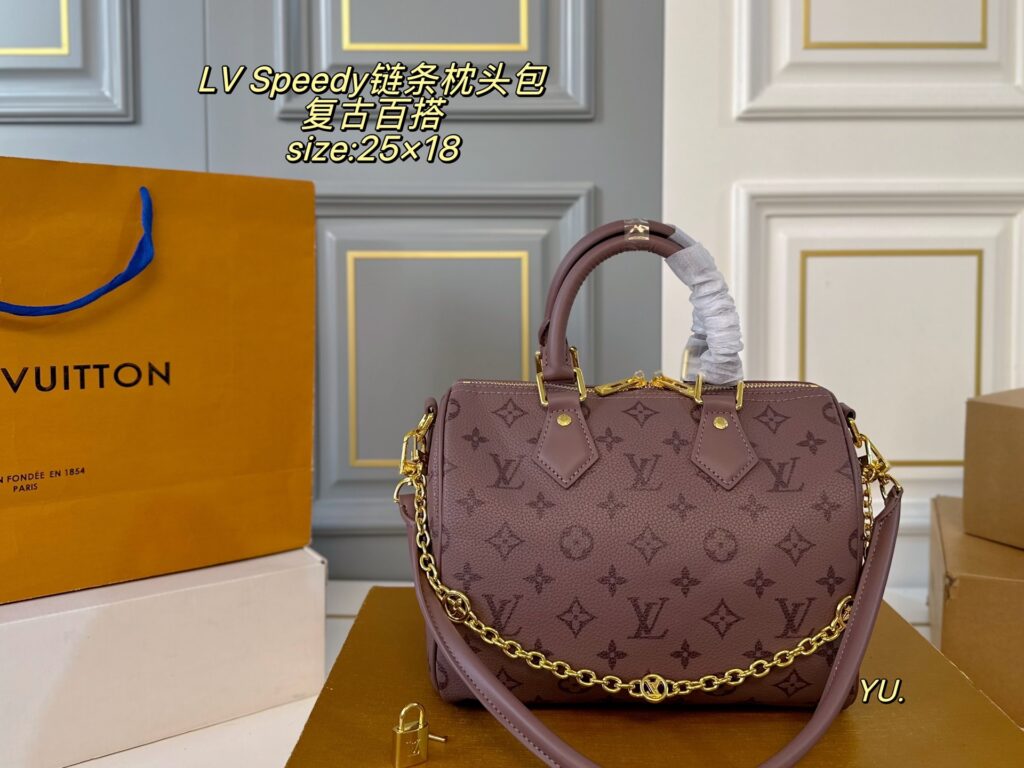 Louis Vuitton Bandoulelere Speedy Bag 25 x 18 cm editorial product context 2