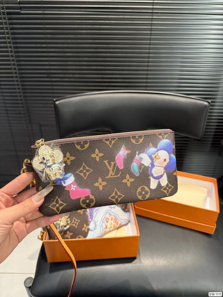 Louis Vuitton P115 20 10 1111 Wallet editorial product context 3