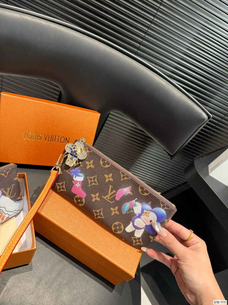 Louis Vuitton P115 20 10 1111 Wallet editorial product context 3