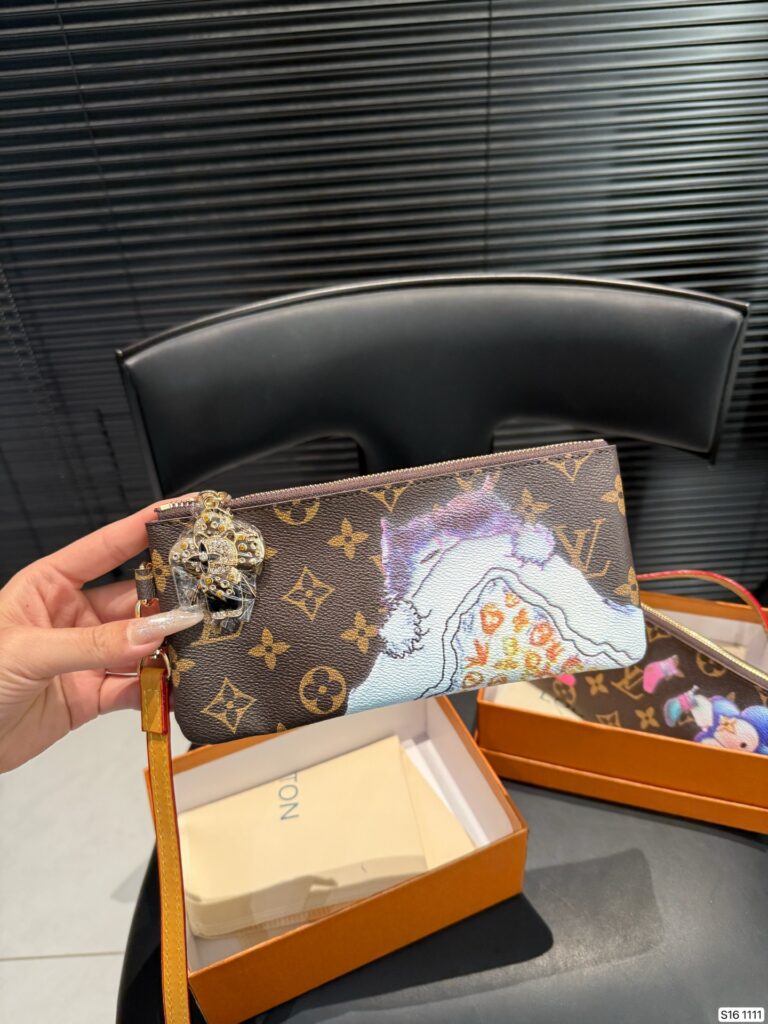 Louis Vuitton P115 20 10 1111 Wallet editorial product context 2