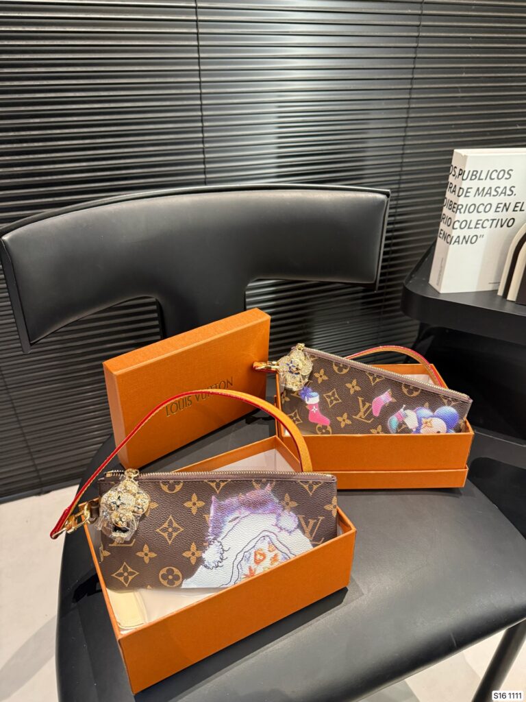 Louis Vuitton P115 20 10 1111 Wallet editorial product context 1