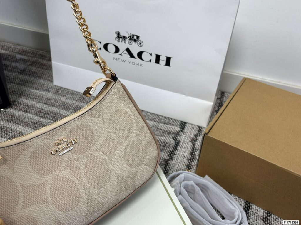 Coach P135 24 13 Bag 24 x 13 cm editorial product context 2