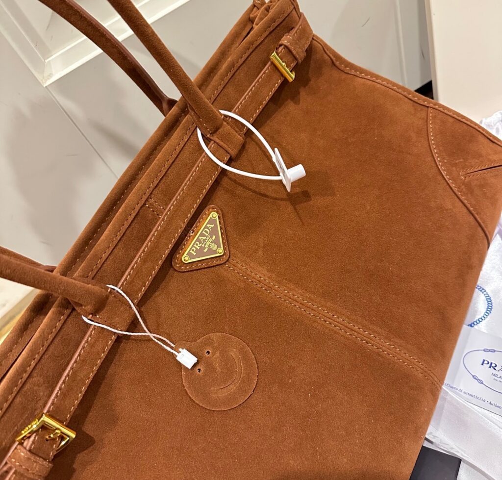 Prada 39 Leather Tote Bag 24 cm editorial product context 3