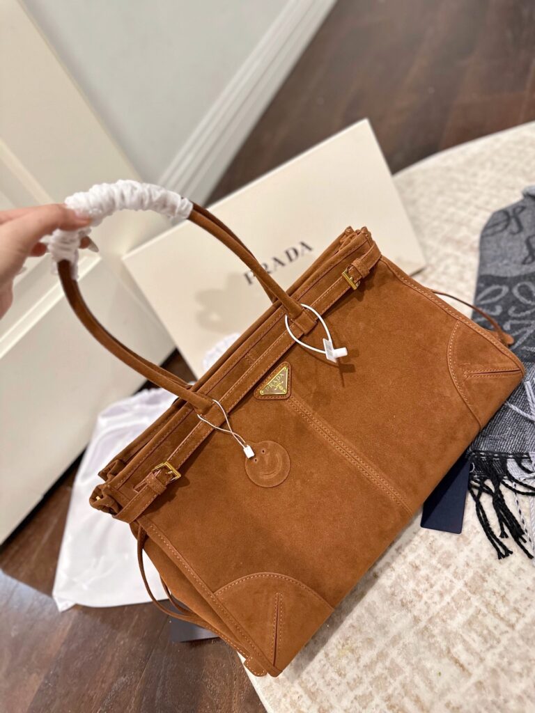 Prada 39 Leather Tote Bag 24 cm editorial product context 2