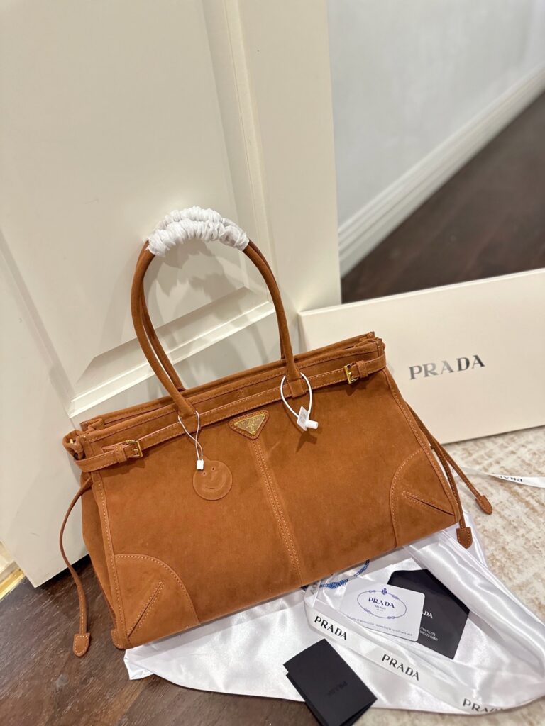 Prada 39 Leather Tote Bag 24 cm editorial product context 1
