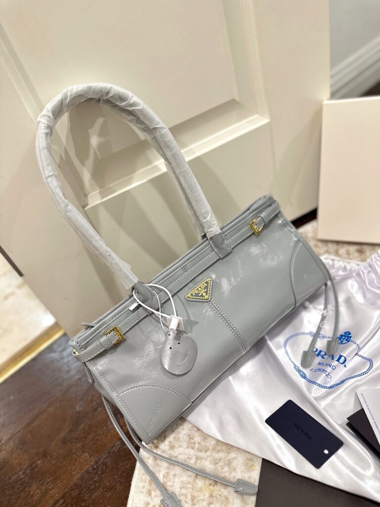 Prada 32 Leather Tote Bag 16 cm editorial product context 1