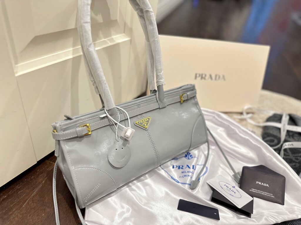 Prada 32 Leather Tote Bag 16 cm editorial product context 2
