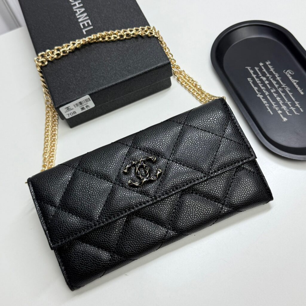 Chanel p105 708 19 10 Bag 19 x 10.5 x editorial product context 1