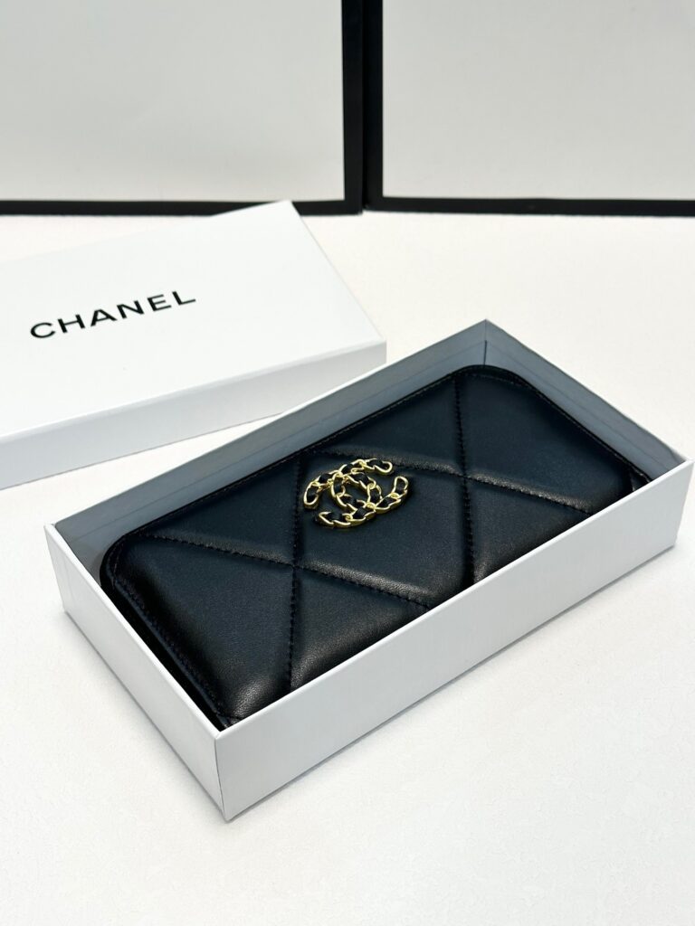 Chanel Black Leather Wallet 19 x 10 cm editorial product context 2