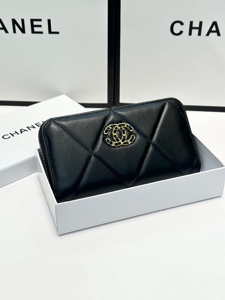 Chanel Black Leather Wallet 19 x 10 cm editorial product context 1