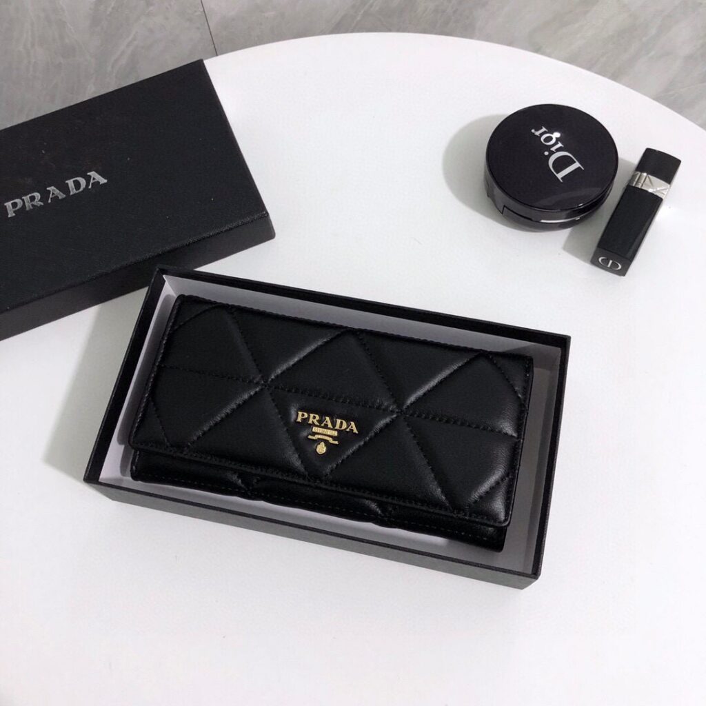 Prada Black Leather Wallet 19 x 10 cm editorial product context 1