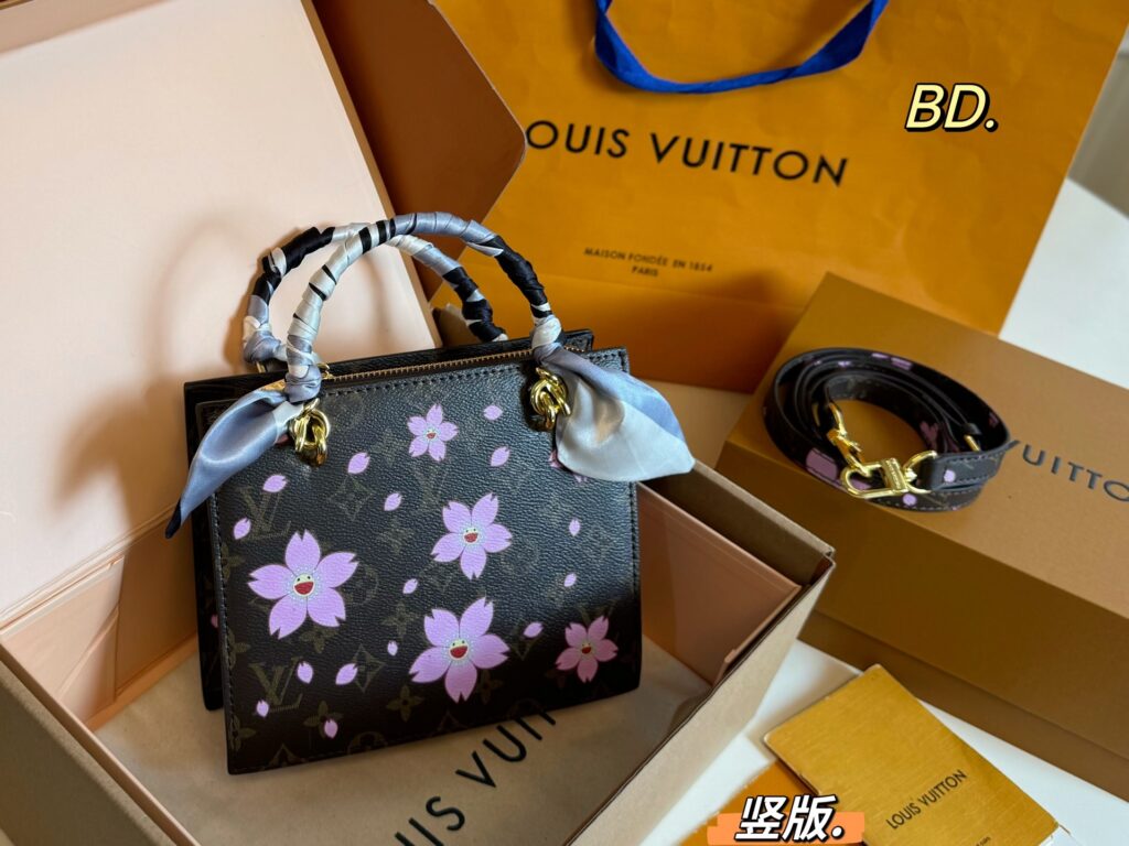 Louis Vuitton Onthego Wallet 20 x 16 cm editorial product context 2