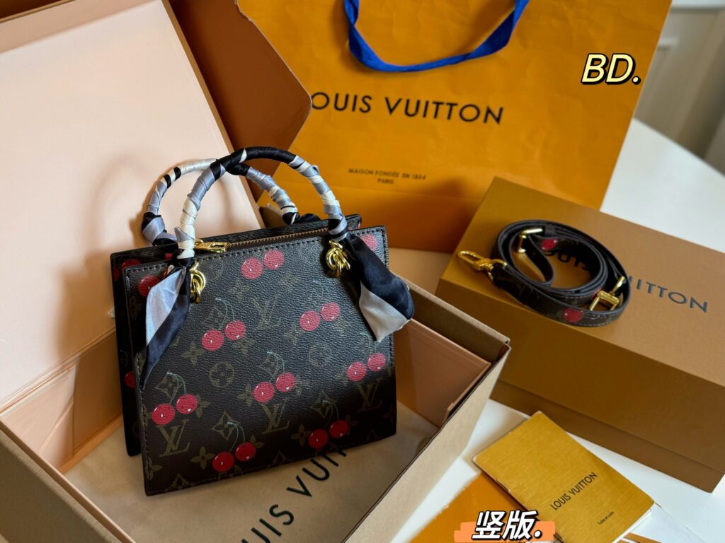Louis Vuitton Onthego Wallet 20 x 16 cm editorial product context 1