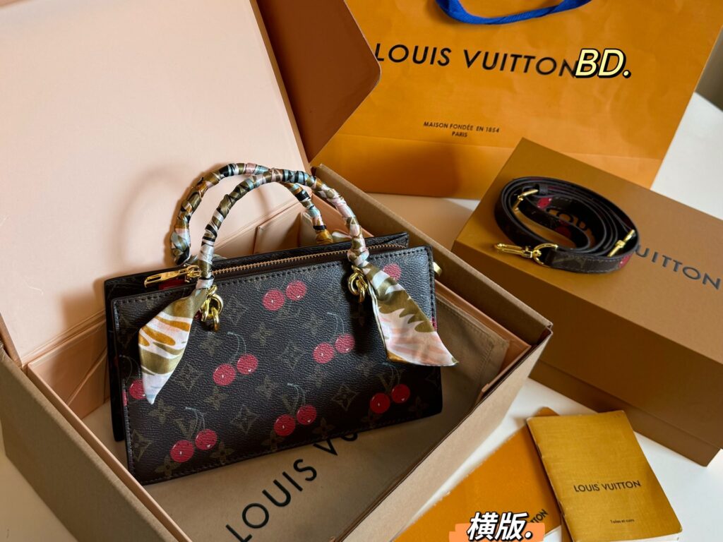 Louis Vuitton Onthego Wallet 24 x 13 cm editorial product context 1