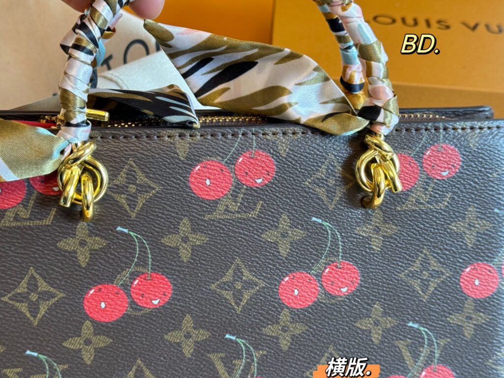 Louis Vuitton Onthego Wallet 24 x 13 cm editorial product context 3