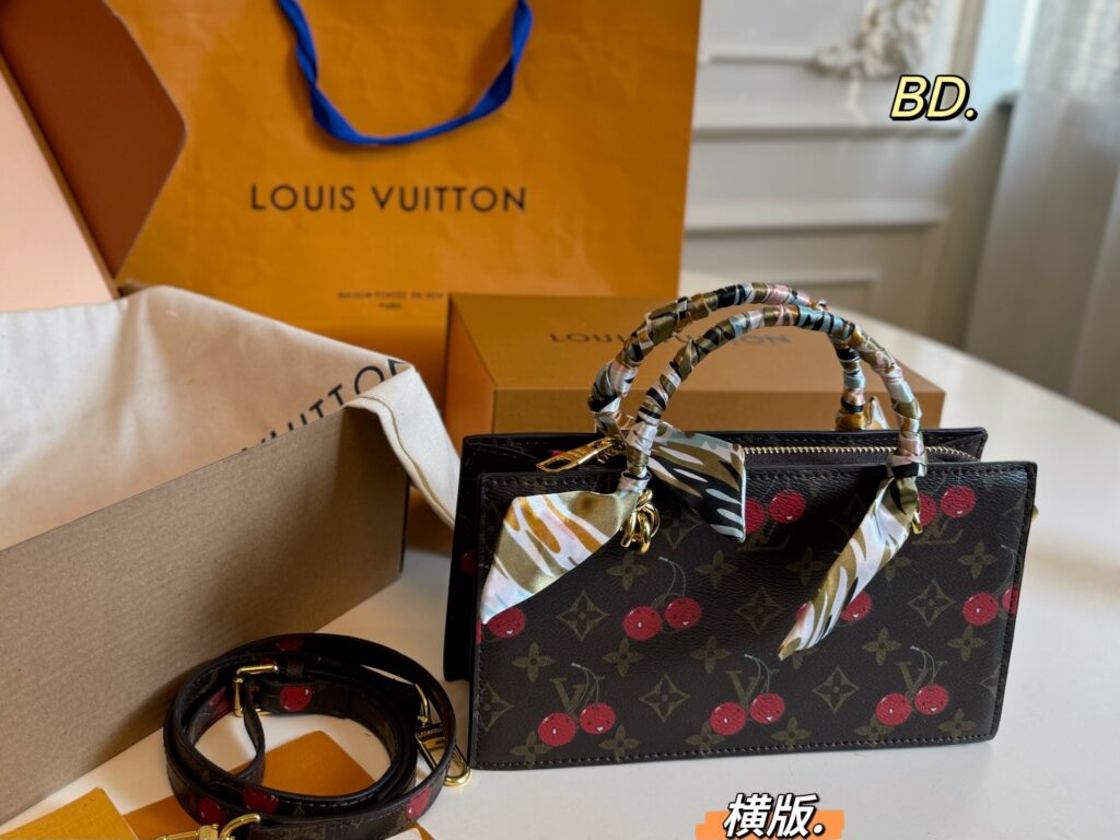 Louis Vuitton Onthego Wallet 24 x 13 cm editorial product context 2
